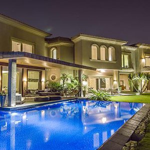 What are the features of Swan Lake compound New Cairo properties for rent?