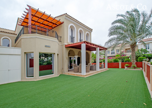 Immaculate Upgraded Corner Townhouse