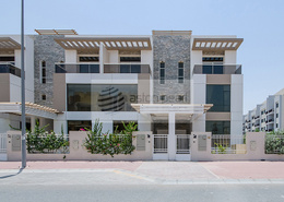 Modern Townhouse 4BR with Community Pool