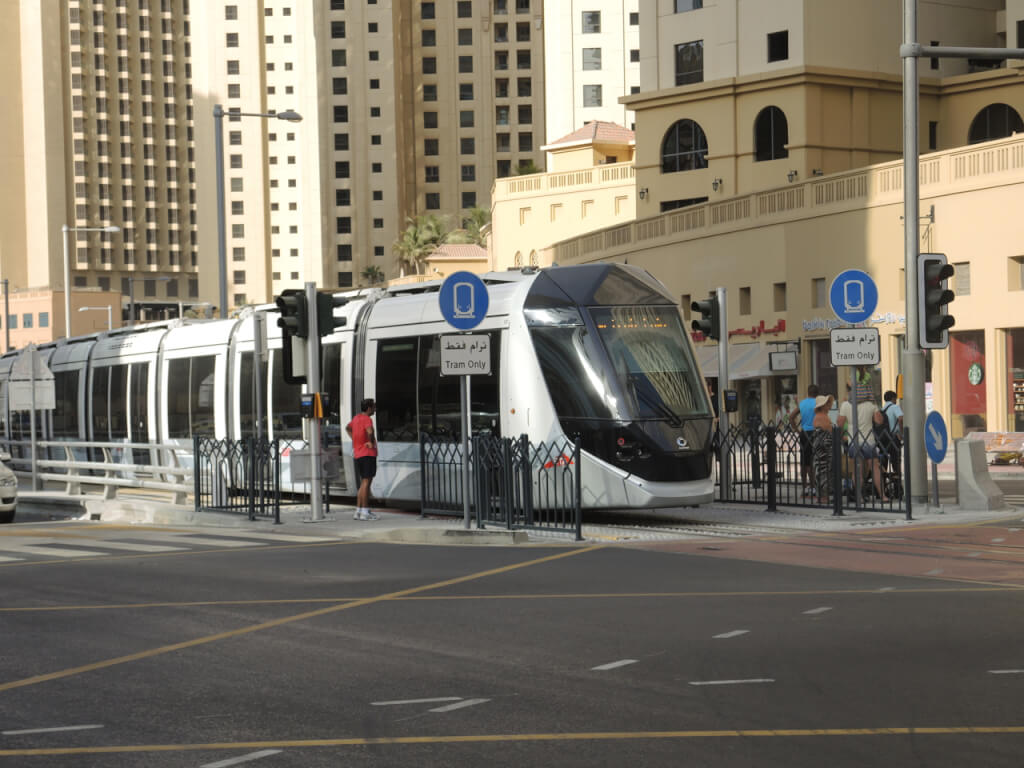 Dubai_Tram_at_stop_in_Dubai_Marina_2014