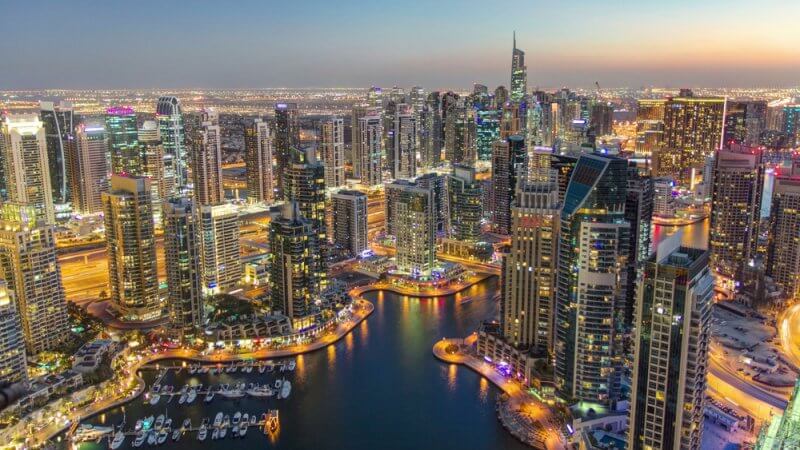 Dubai Marina features several luxury hotels, fine and casual dining restaurants, and the Dubai Marina Mall.
