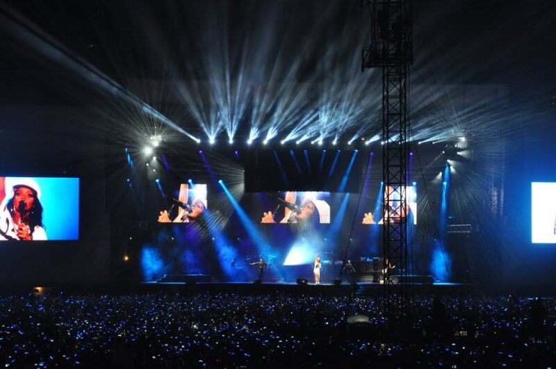 For music lovers who enjoy watching open-air concerts, the Du Arena is a must-visit.
