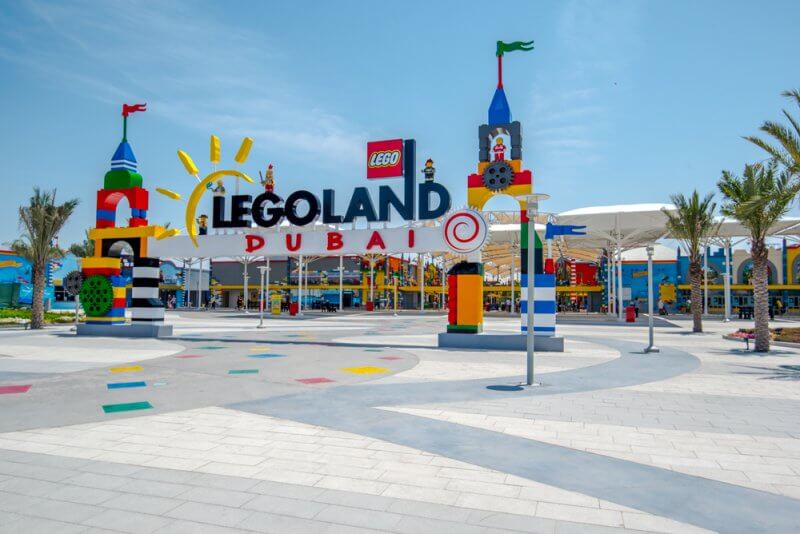 Legoland Dubai - это семейный парк в стиле Lego, подходящий для детей от 2 до 12 лет, а также взрослых.