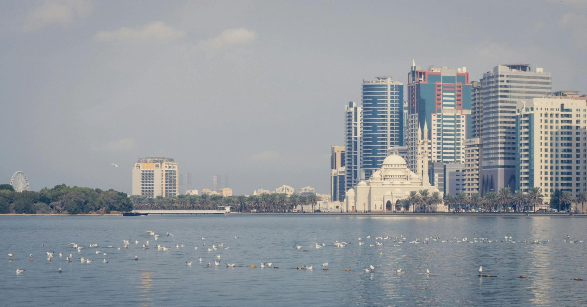 منظر صباحي هادئ لمدينة الشارقة تحت ضوء الشمس الذهبي