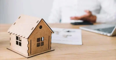 agent talking about a rent to own property in Dubai