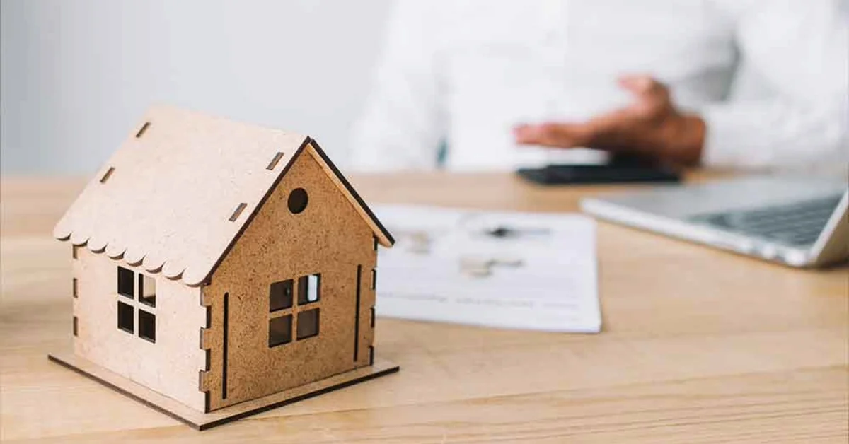 agent talking about a rent to own property in Dubai