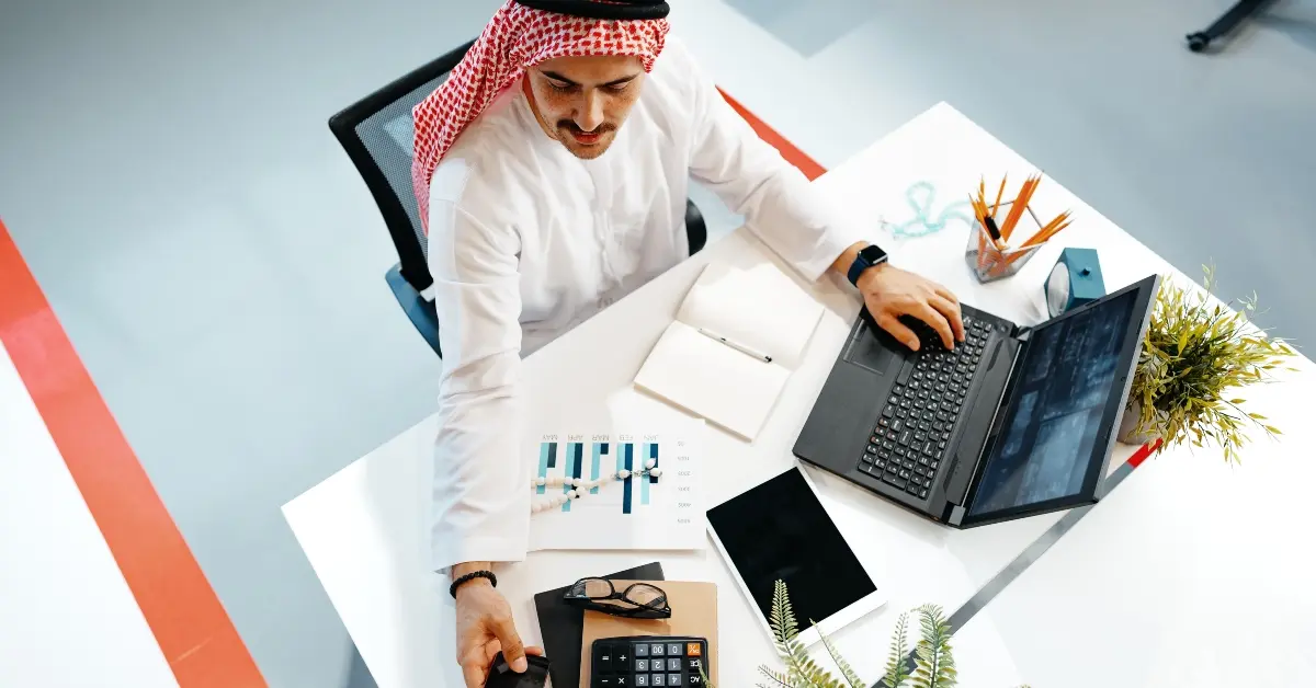 صورة لشخص يحمل آلة حاسبة