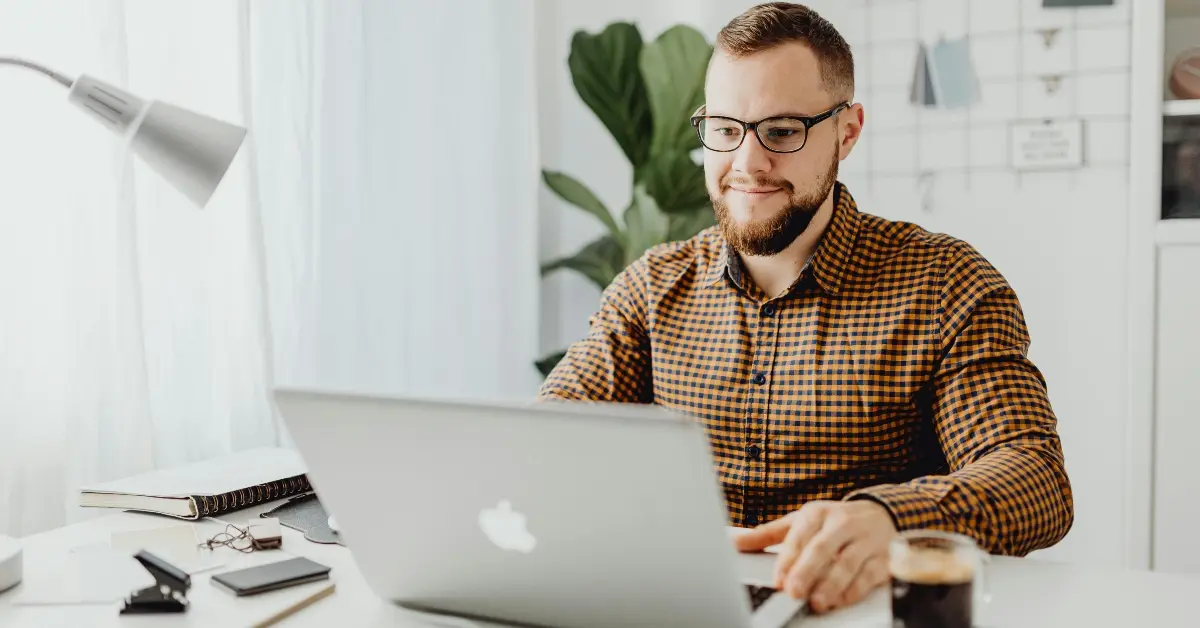 صورة توضح تأشيرات الإقامة في الإمارات لأصحاب العمل عن بُعد