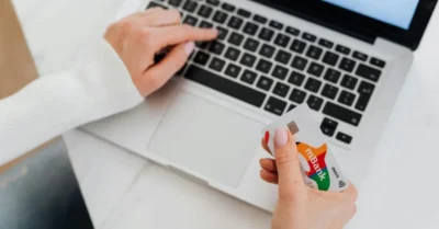 صورة لشخص يقوم بدفع خدمات الحكومة أونلاين