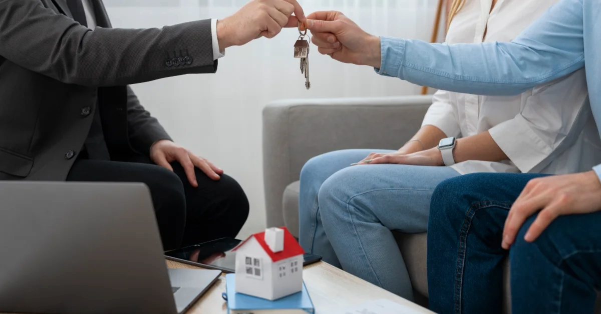 أسرة تستلم مفتاح المنزل الجديد في دبي