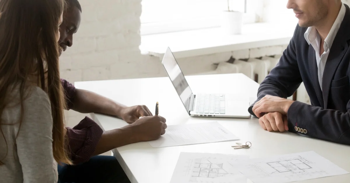 زوجان يوقعان عقد استئجار منزل في دبي