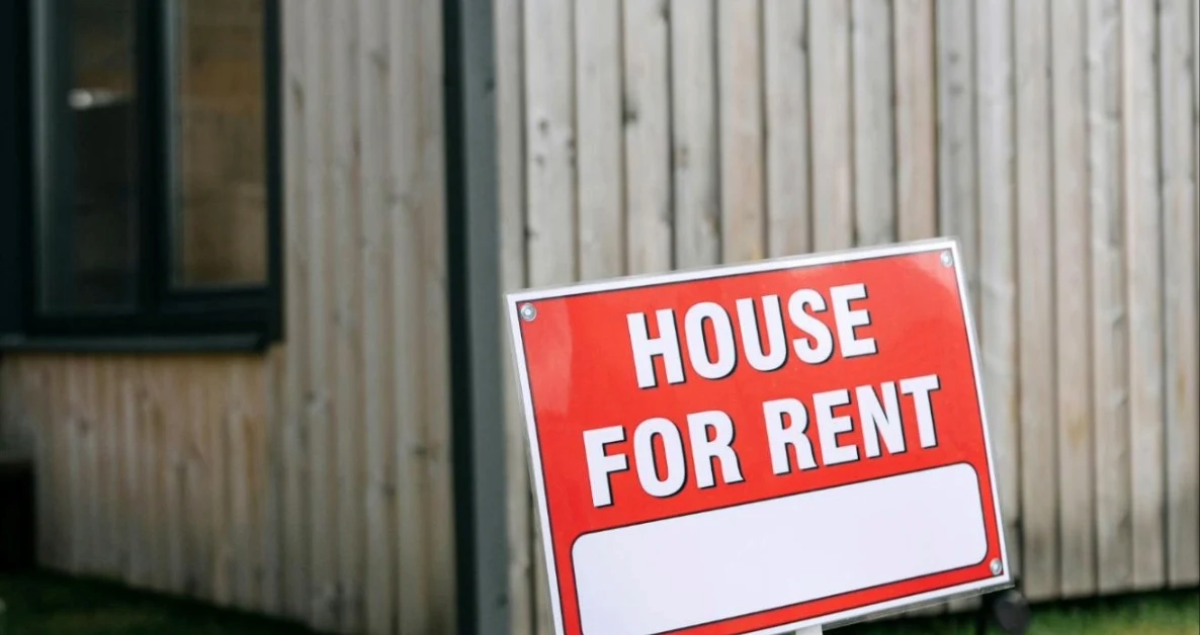 لوحة إعلانية مكتوب عليها المنزل للإيجار