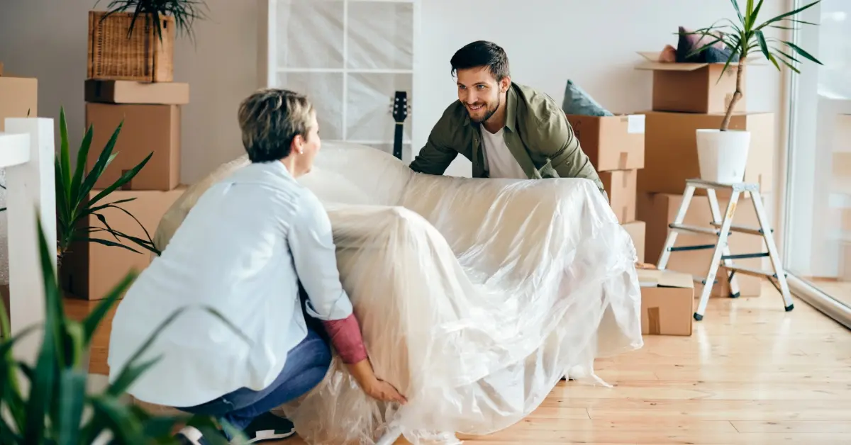 أسرة تقوم بترتيب الأثاث داخل المنزل أثناء الانتقال