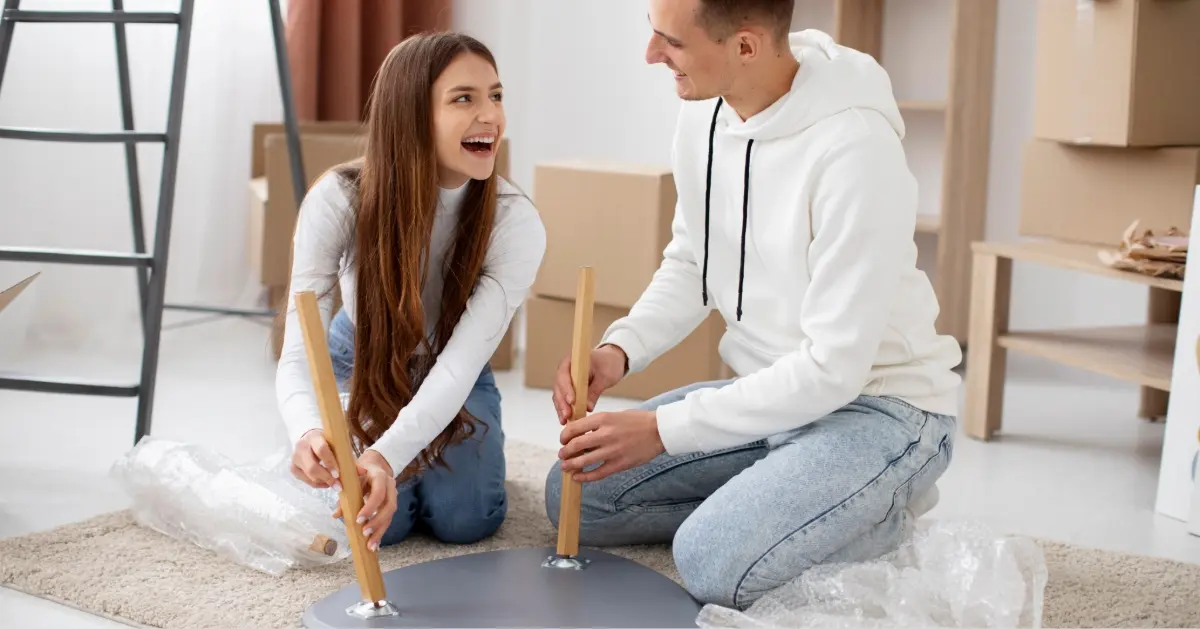 أشخاص يقومون بتركيب الأثاث بعد الانتقال إلى منزل جديد