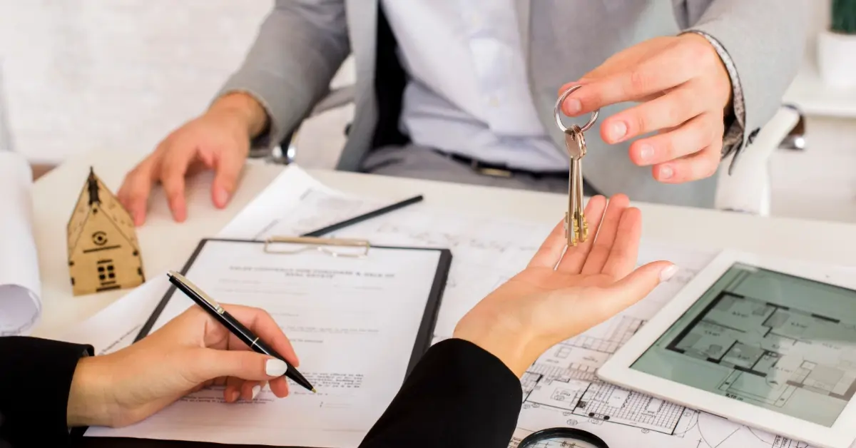 امرأة تستلم مفتاح منزلها الجديد من التمويل العقاري