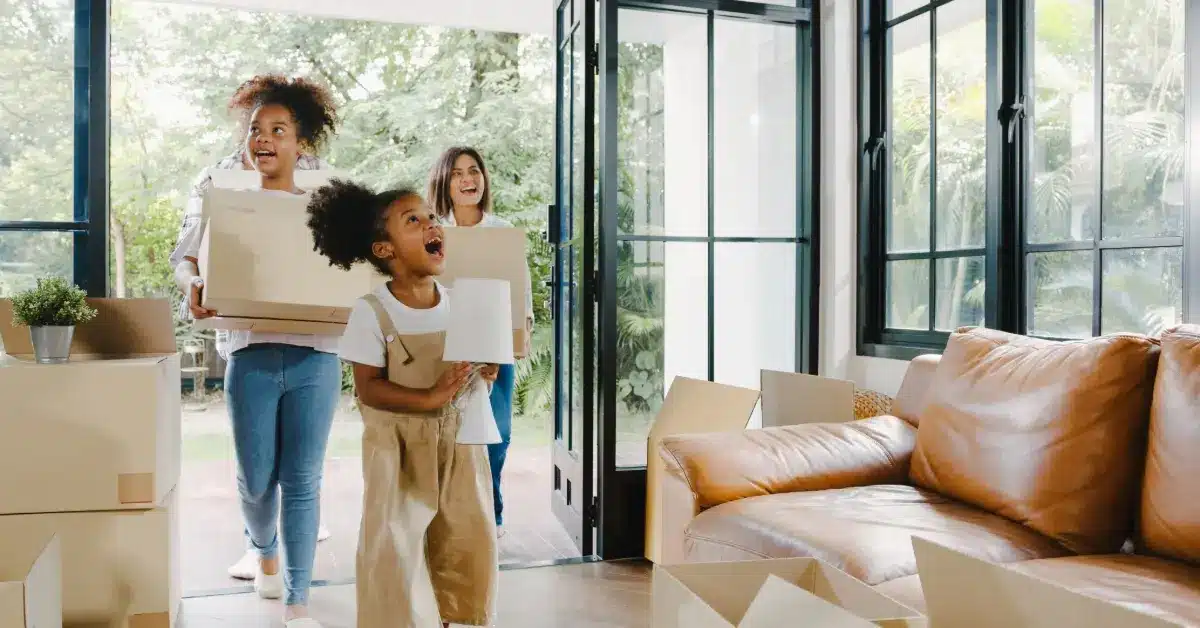 صورة أسرة تنتقل إلى منزلها الجديد