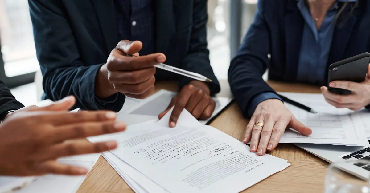 صورة توضح مستأجرين يناقشون المنازعات الإيجارية في دبي