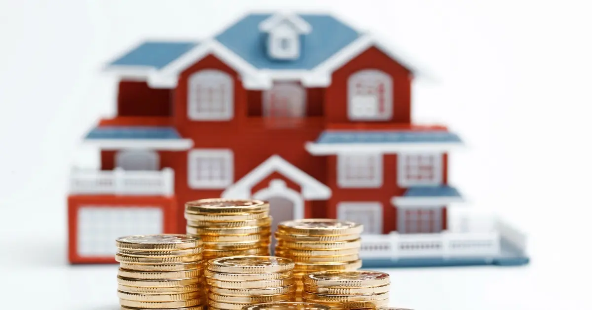 صورة مجسم منزل صغير أمامه نقود تدل على الاستثمار العقاري