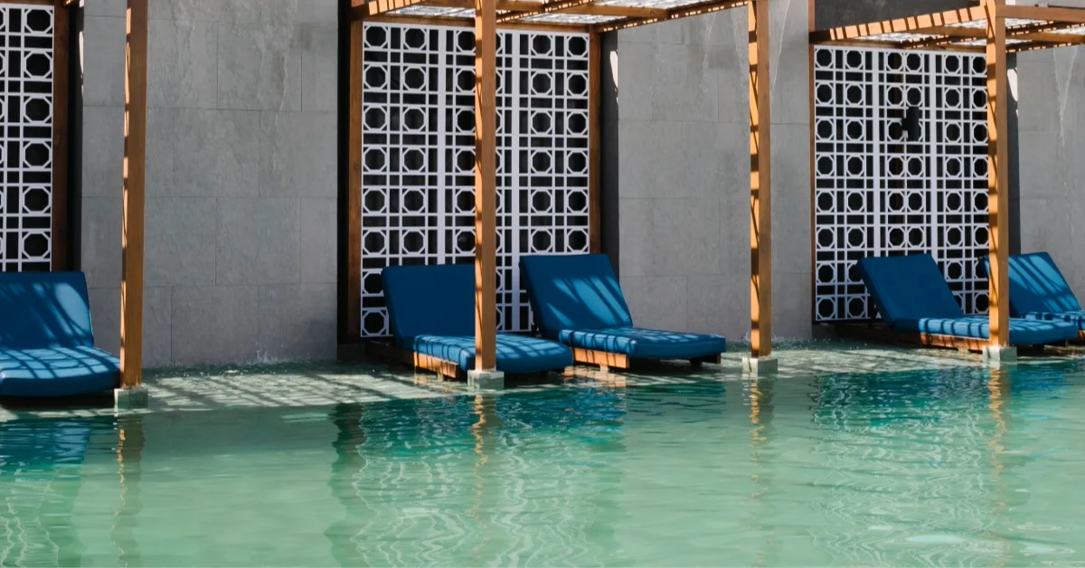 صورة مسبح من داخل مجمع سكني فخم في دبي