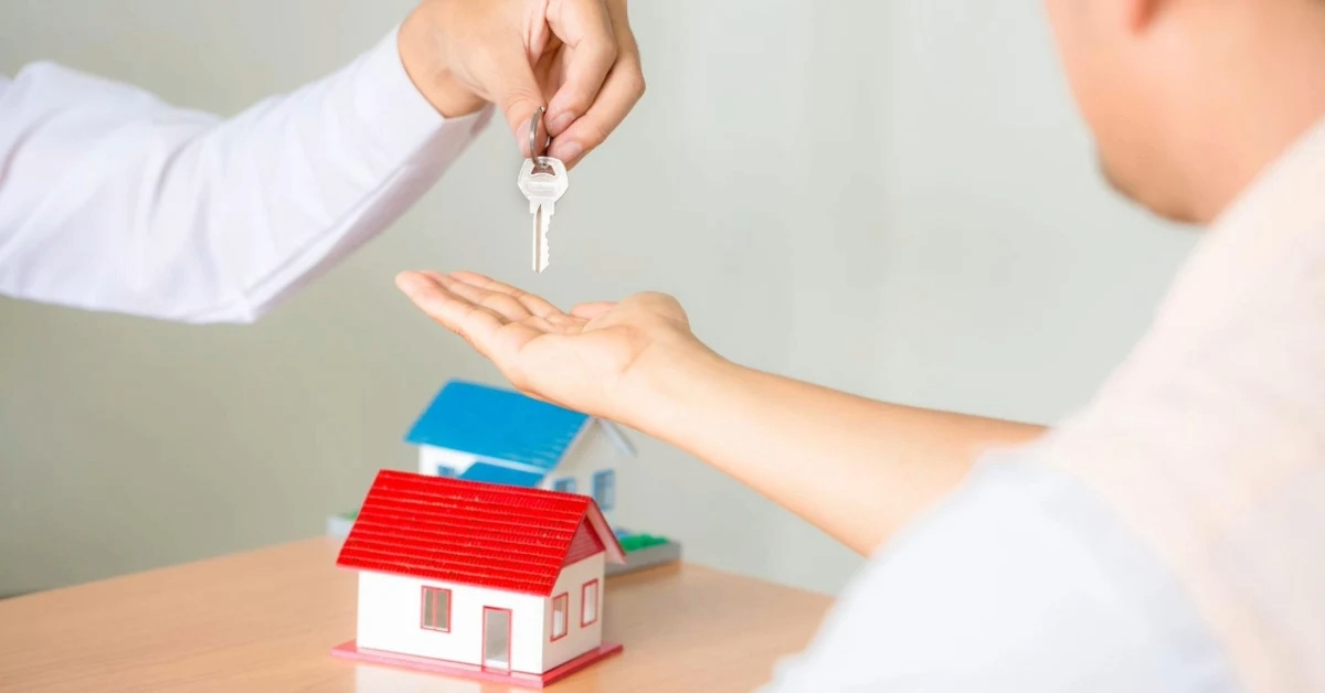 شخص يستلم مفتاح منزله الجديد