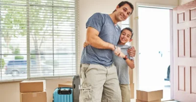 رجل وابنه يقومون بنقل الأثاث