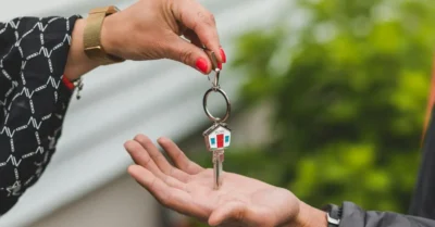 صورة توضح استلام مفتاح العقار بعد توقيع عقد الإيجار في دبي