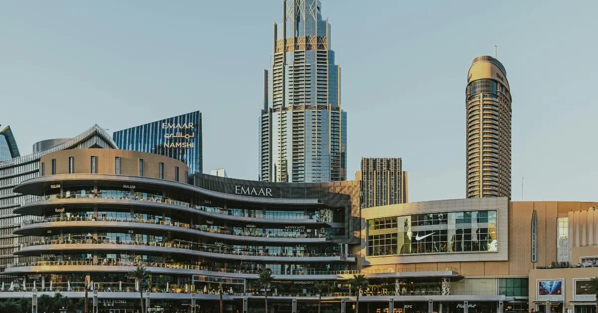 صورة توضح دبي مول وتصميمه الخارجي وسط مدينة دبي