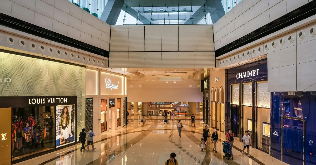 صورة توضح قاعة الأزياء أو فاشن أفنيو في دبي مول