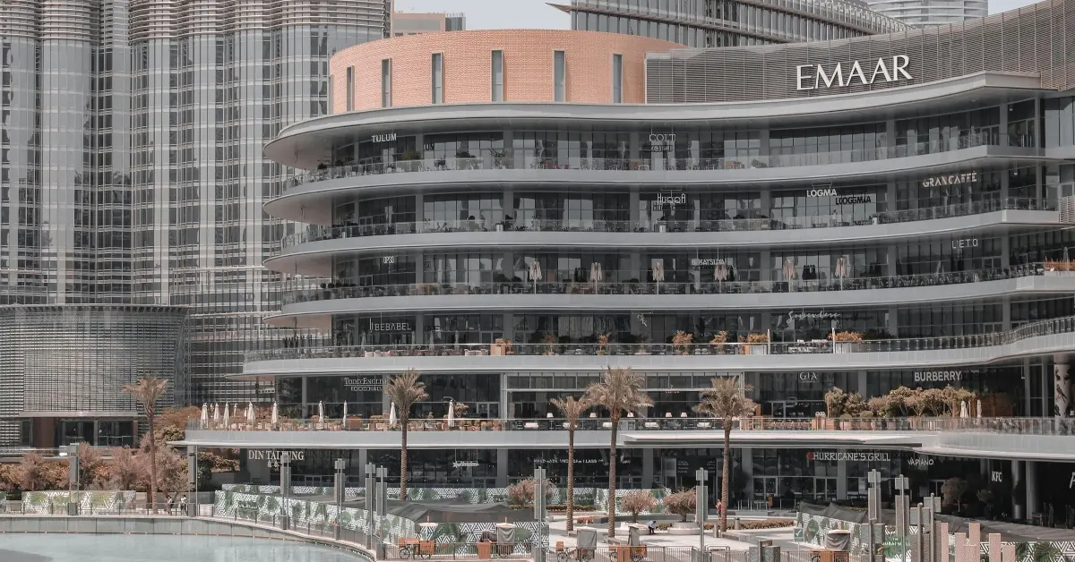 صورة توضح مطاعم دبي مول المطلة على النافورة