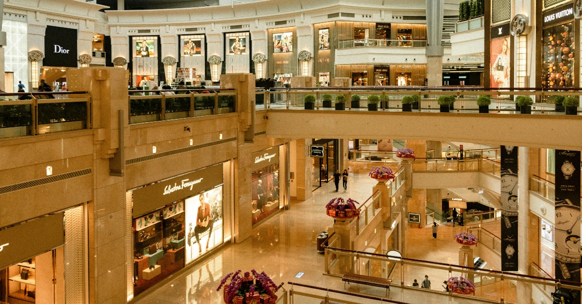 صورة توضح ياس مول أبوظبي وأبرز العلامات التجارية فيه