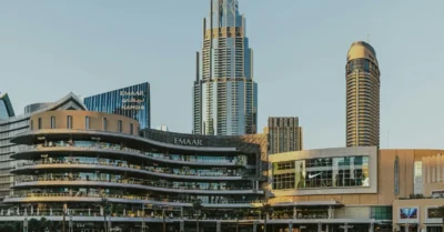 صورة توضح دبي مول وتصميمه الخارجي وسط مدينة دبي