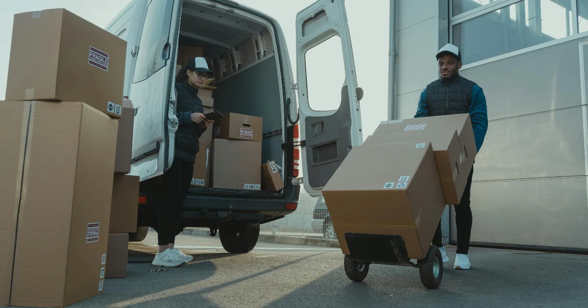 صورة توضيحية لرجل يعمل في شركات التوصيل في الإمارات وينقل البضائع الكبيرة