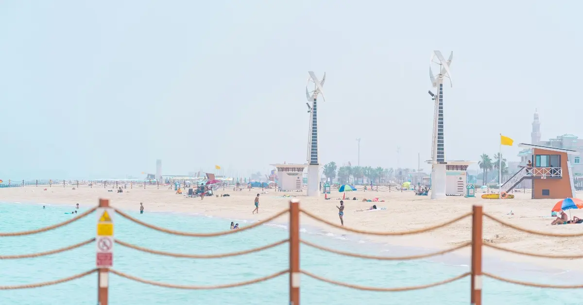 صورة للعائلات وهي تستمتع بأجواء الشاطئ