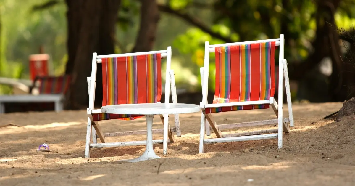 صورة لمناطق الجلوس الخارجية علي الشاطئ