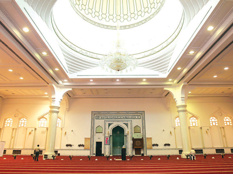 الصلاة في مسجد الشيخ زايد عجمان