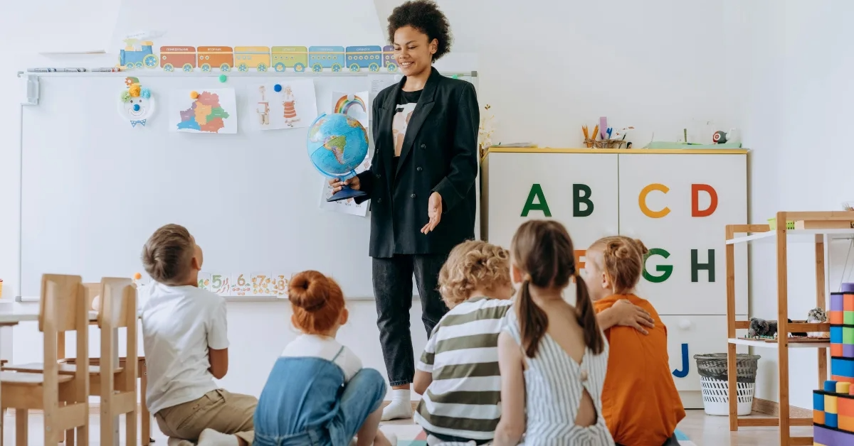 صورة توضيحية لتفاعل المعلمين مع الأطفال في أفضل حضانات دبي