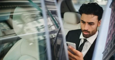 صورة لشخص يقوم بتجديد ملكية السيارة في دبي أونلاين