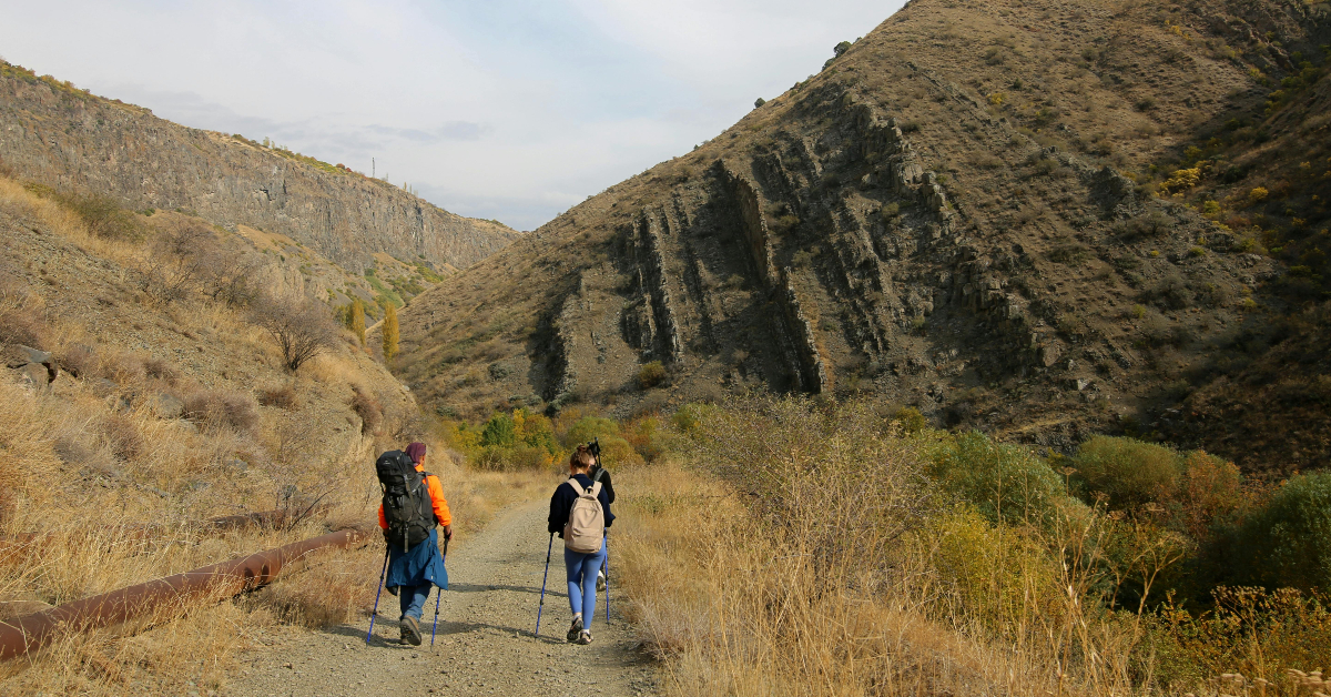 صورة توضح مسارات المشي نحو قمة جبل جيس