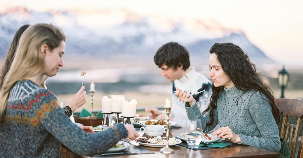 صورة توضح أجواء تناول الطعام أعلى قمة جبل جيس