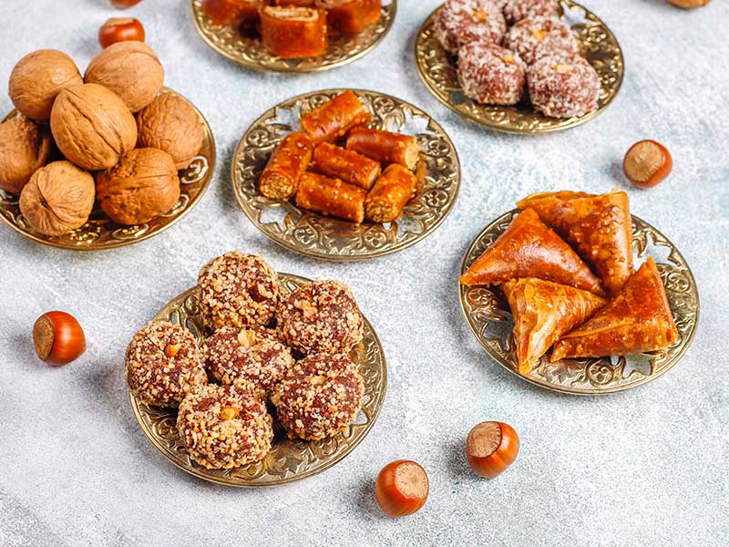 حلويات عربية متنوعة