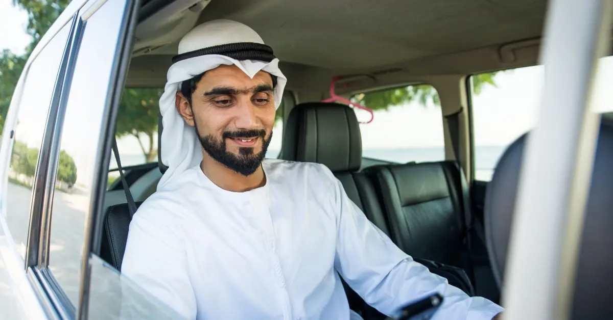 رجل يركب تاكسي الشارقة