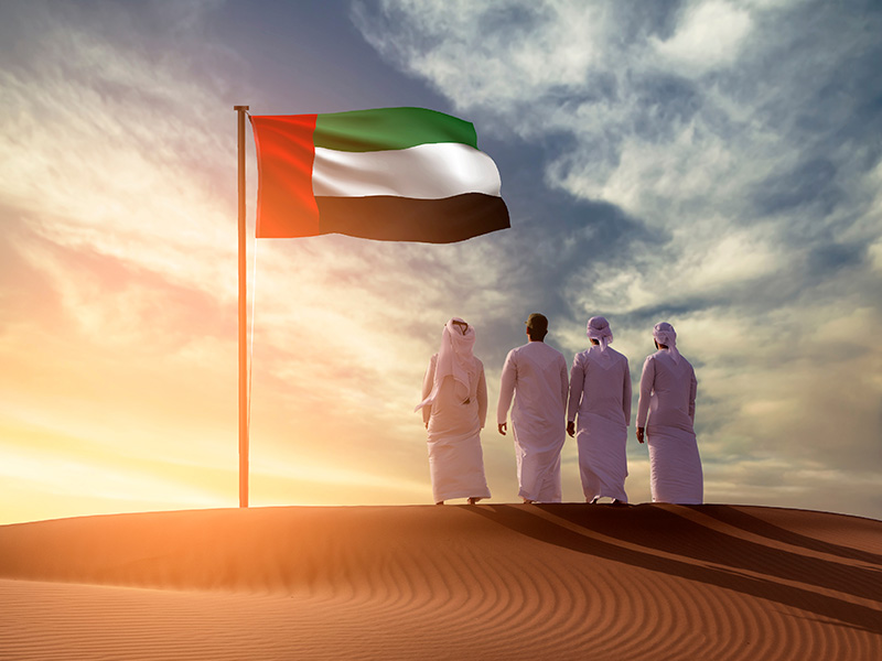 الوقوف أمام العلم الاماراتي