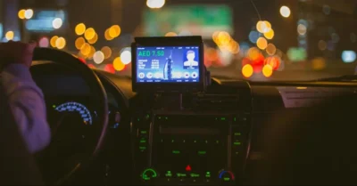 صورة توضح سائقًا خلف عجلة القيادة كرمز للمخالفات المرورية في الإمارات
