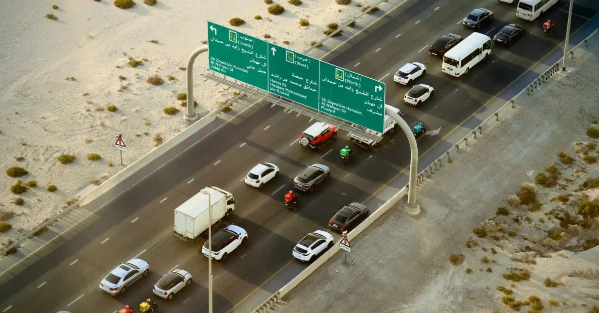 لقطة جوية لمركبات على طريق سريع في دبي