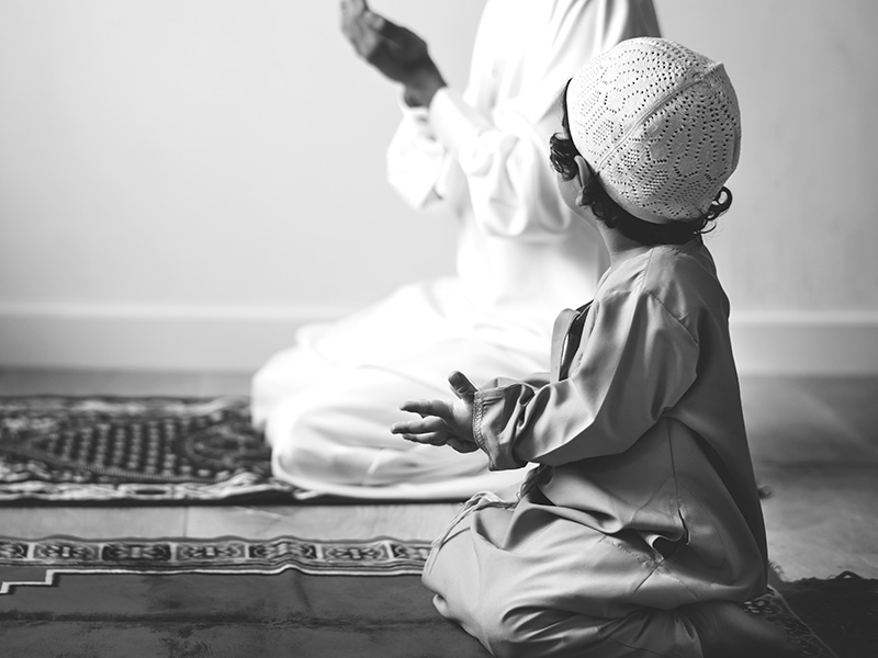 child praying 