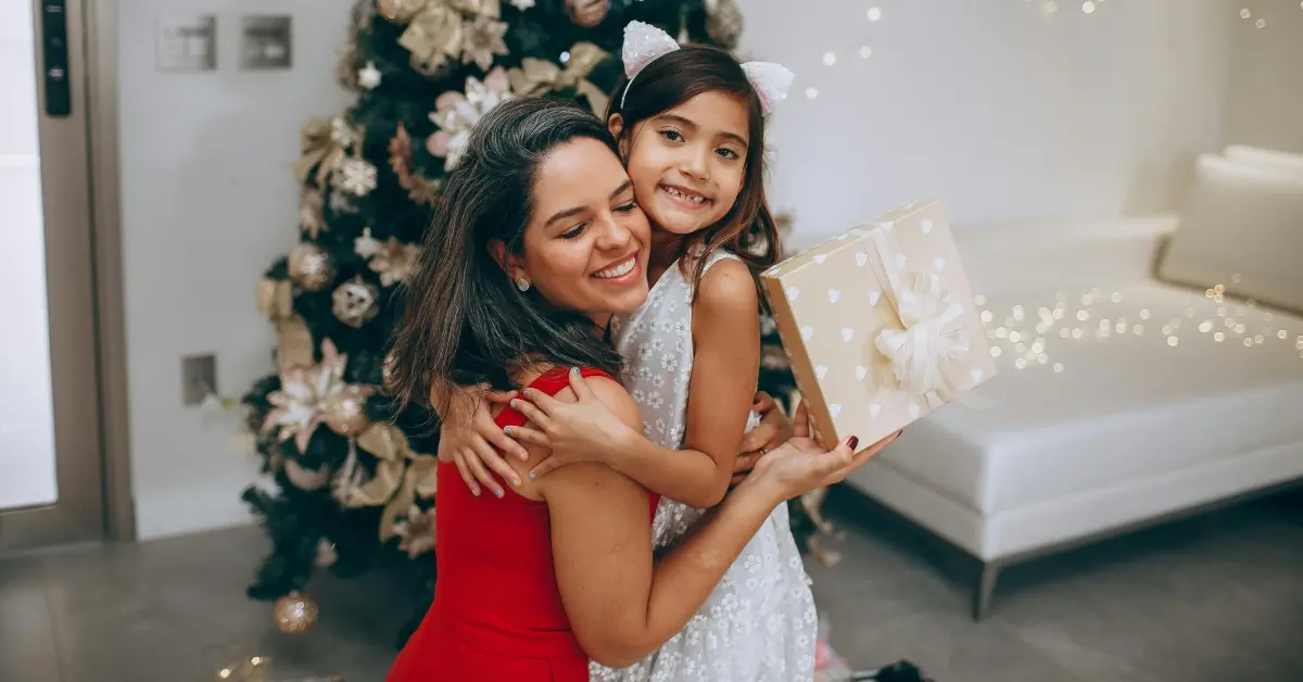صورة توضيحية للحظات تبادل هدايا عيد الأم