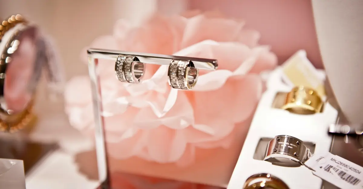 صورة توضيحية للذهب والمجوهرات كأمثلة هدايا عيد الأم