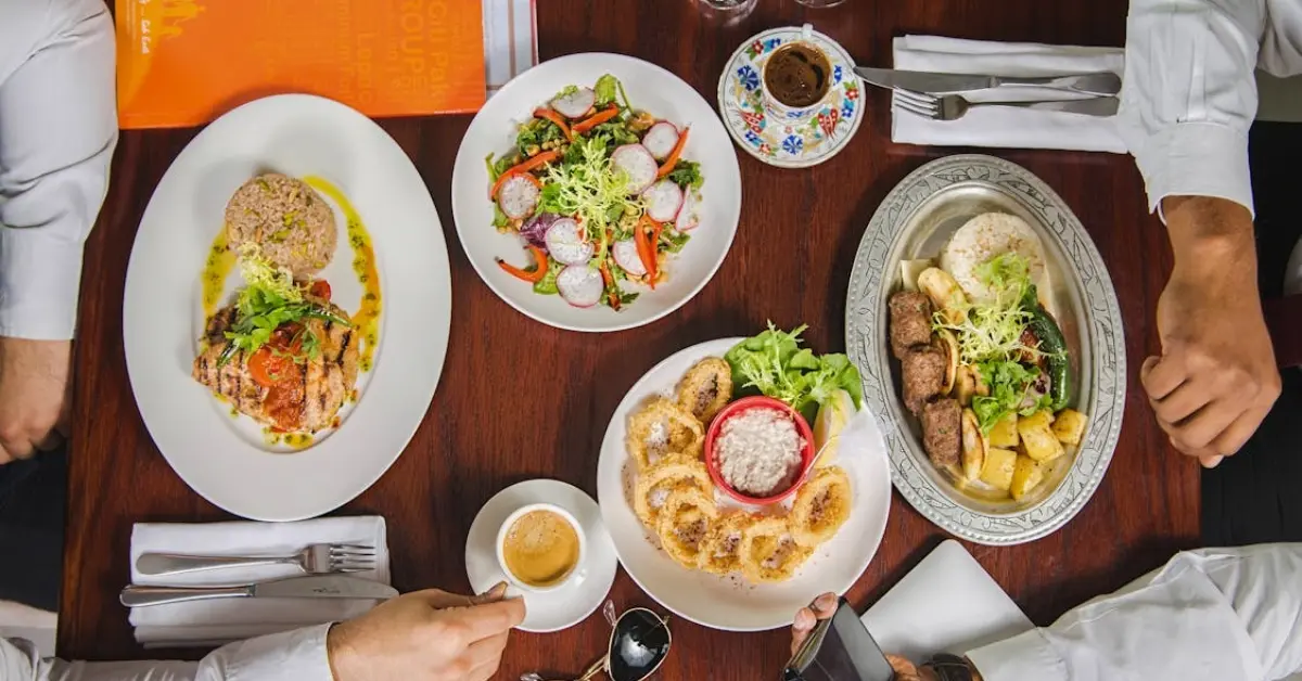 صورة لأشخاص يجلسون بجانب طاولة في كافيه