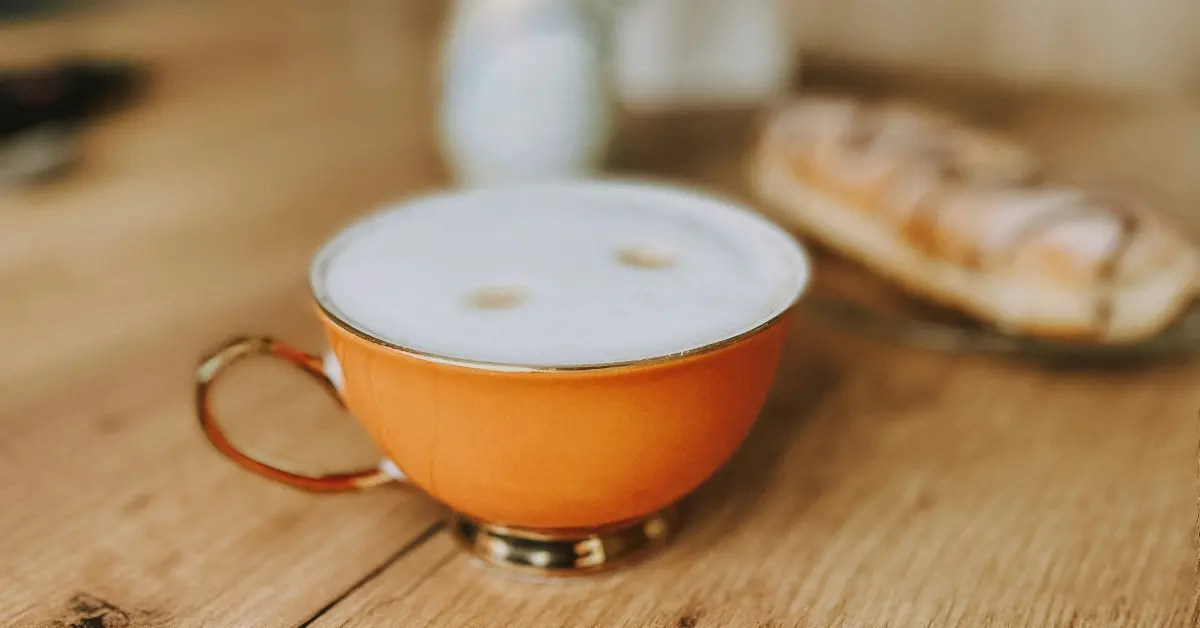 صورة لقهوة وقطعة من الحلى في كافيه في دبي