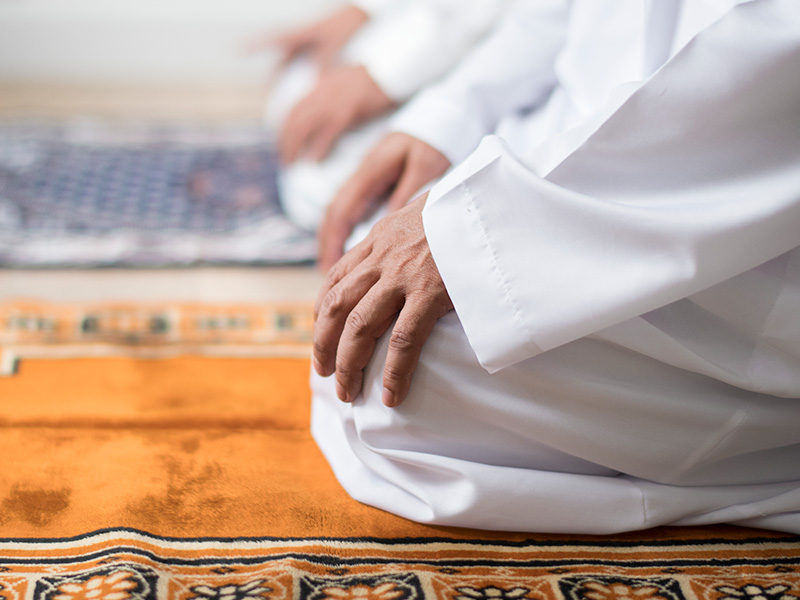 مسلم يصلي